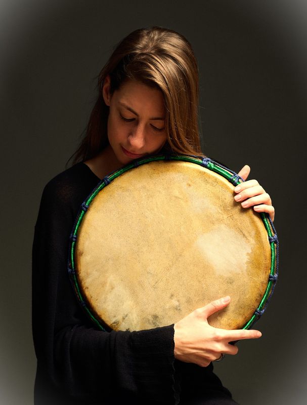 Estefanía con el tambor, en retrato de estudio