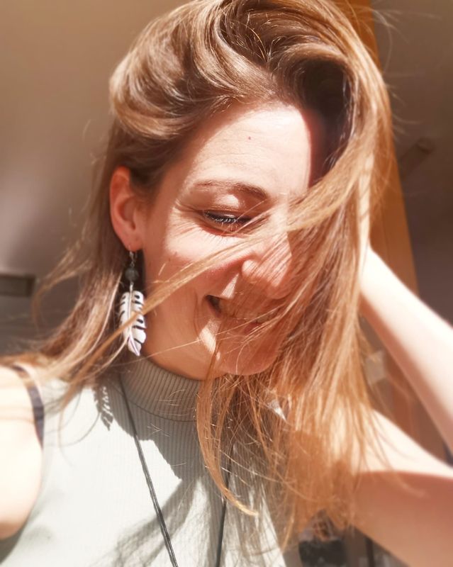 Estefanía sonriendo al sol, con el pelo sobre la cara