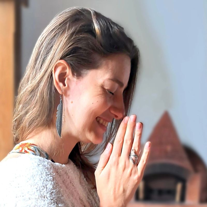 Estefanía con las manos juntas, sonriendo
