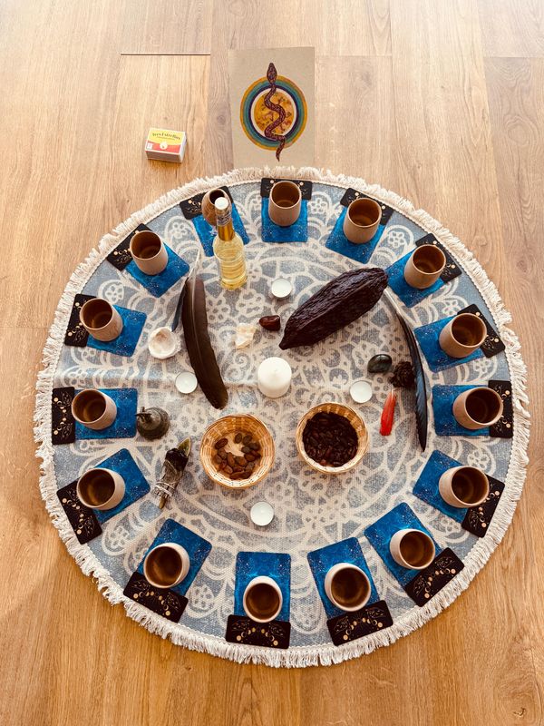 Altar de una ceremonia de cacao con las tazas dispuestas en círculo